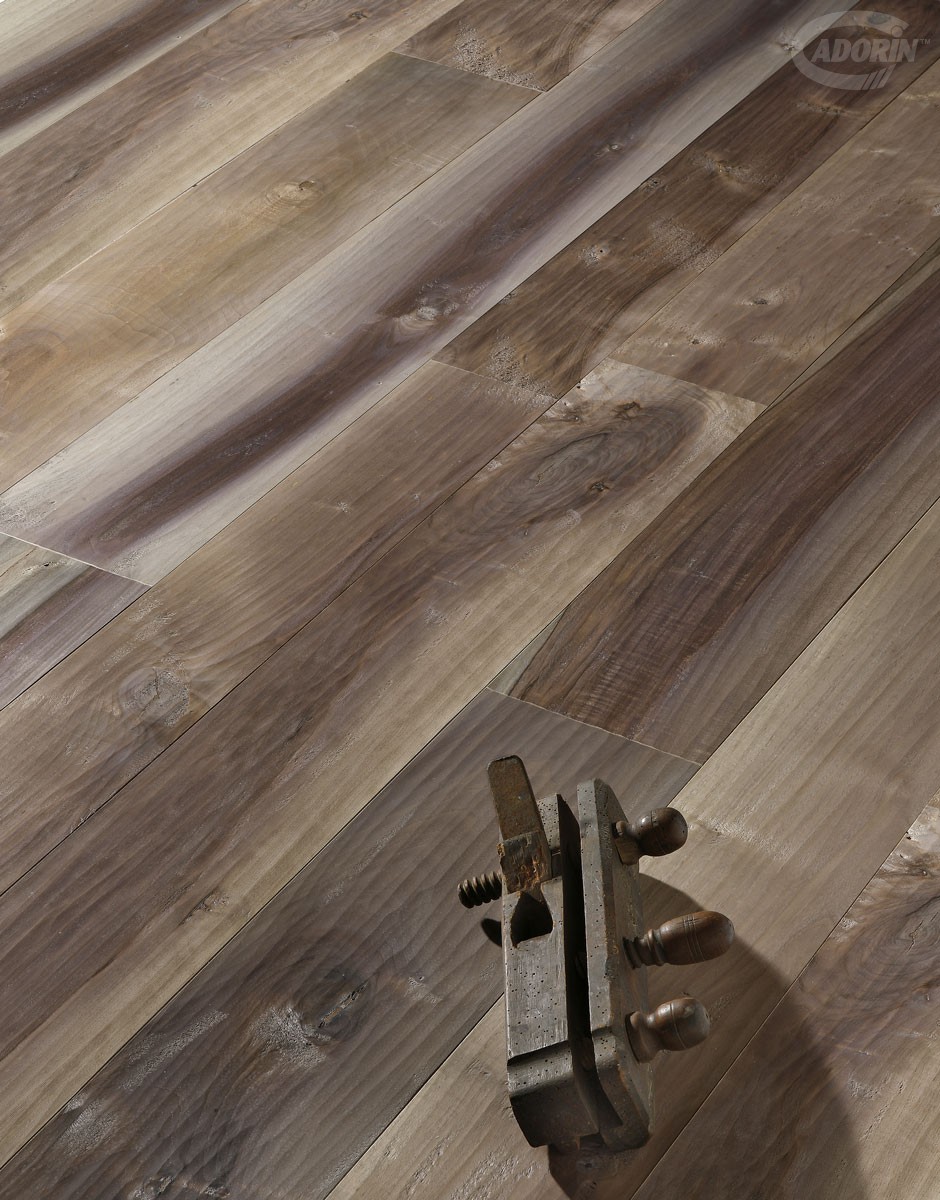 Pavimento in legno di vecchia noce nazionale. cadorin Pavimento assi di legno