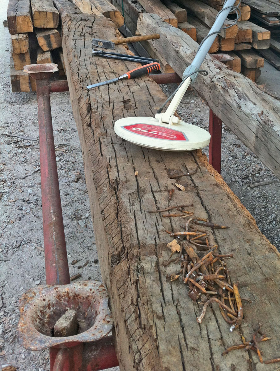 Eliminazione di tutti  i chiodi e staffe di ferro - Pavimenti in legno antico