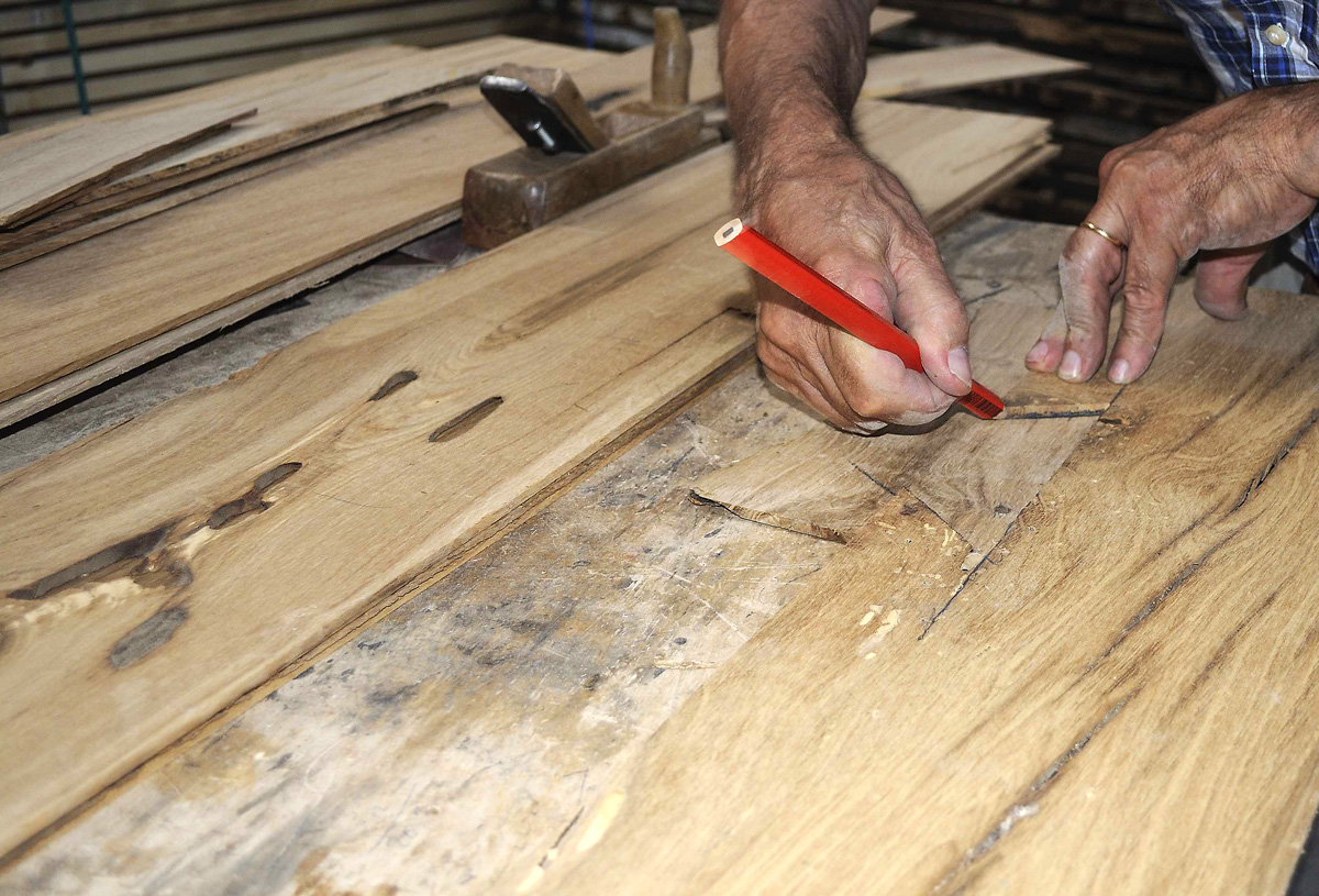 Accurato restauro  di ogni pezzo danneggiato - Pavimenti in legno antico