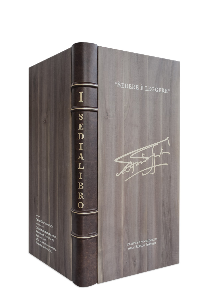 Sedialibro - Realizzata a mano. La copertina del libro ed altri componenti sono in legno massello di Noce europea del colore Corteccia.