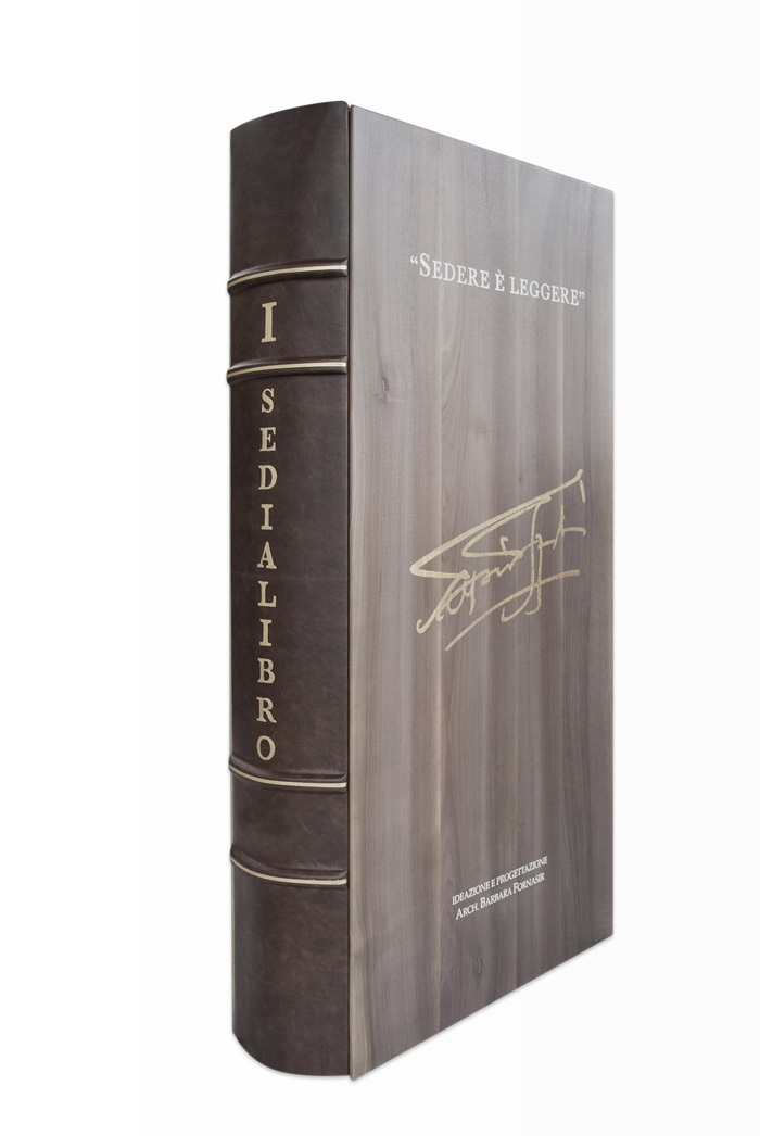 Sedialibro - Realizzata a mano. La copertina del libro ed altri componenti sono in legno massello di Noce europea del colore Corteccia.